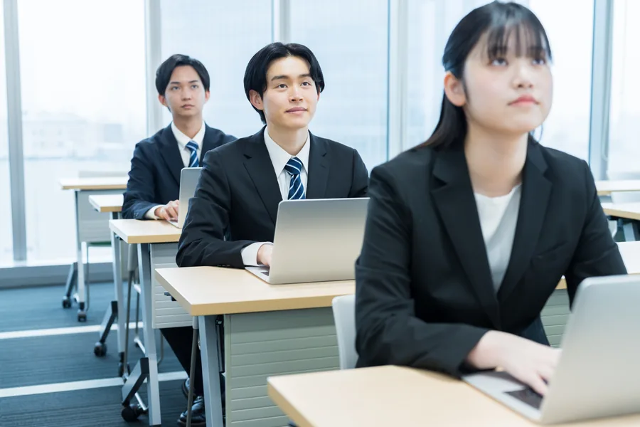 研修を受講する新入社員